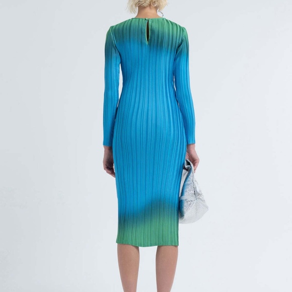 Arthur Apparel Box Pleat Crew Neck Midi Dress in Green Orb - Picture 4 of 10